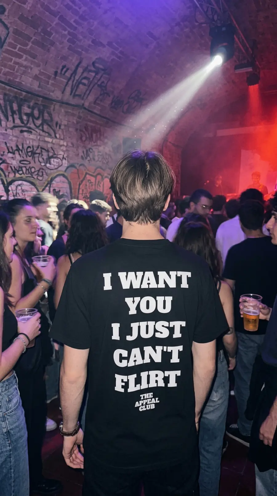 Persona di spalle durante una serata