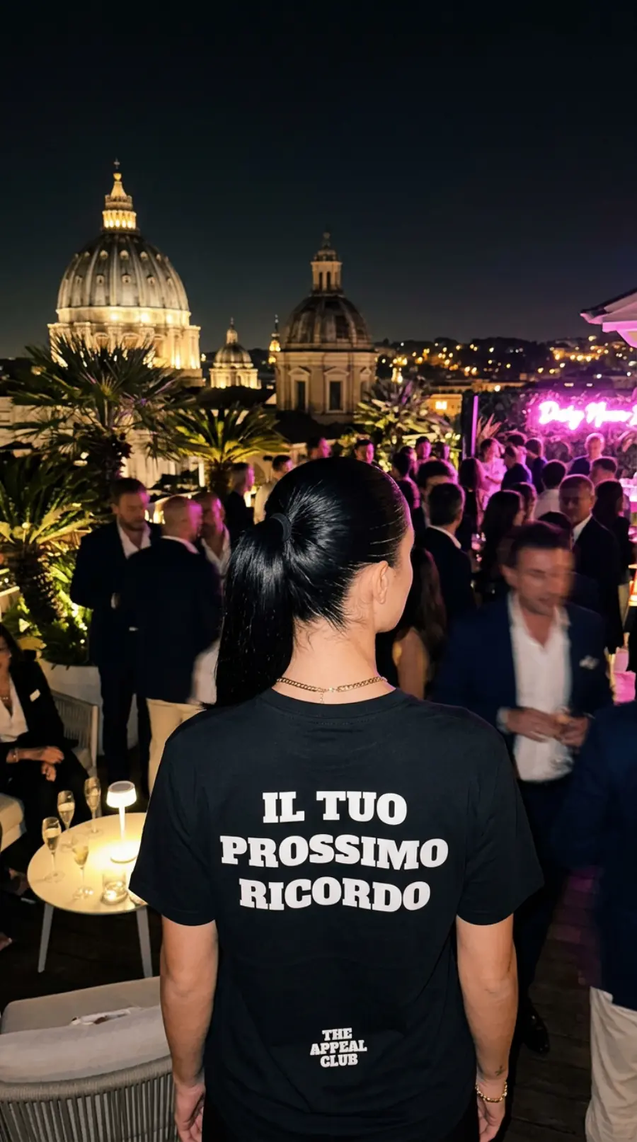 Persona di spalle su una terrazza notturna
