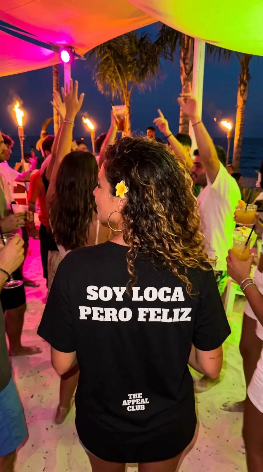 Persona di spalle a una festa sulla spiaggia