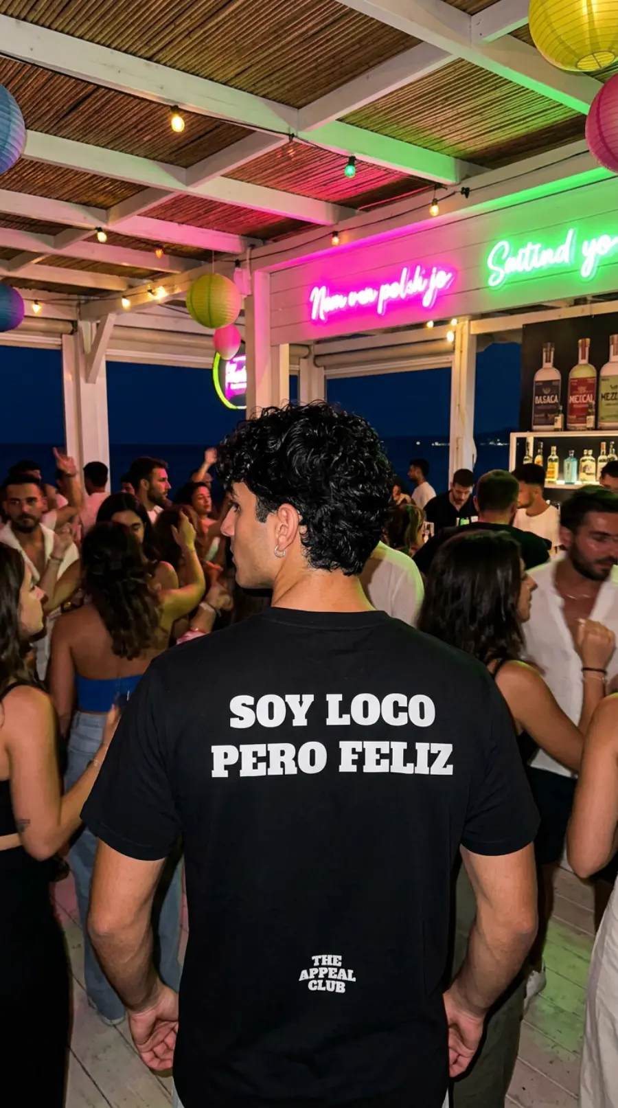 Persona di spalle in un locale sul mare