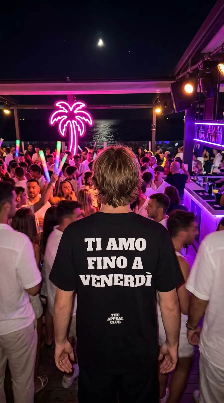 Persona di spalle in una festa notturna