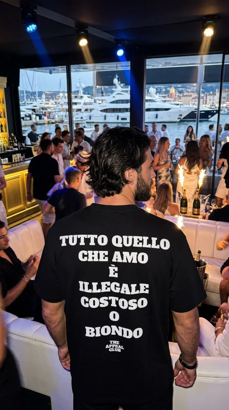 Persona di spalle in un club