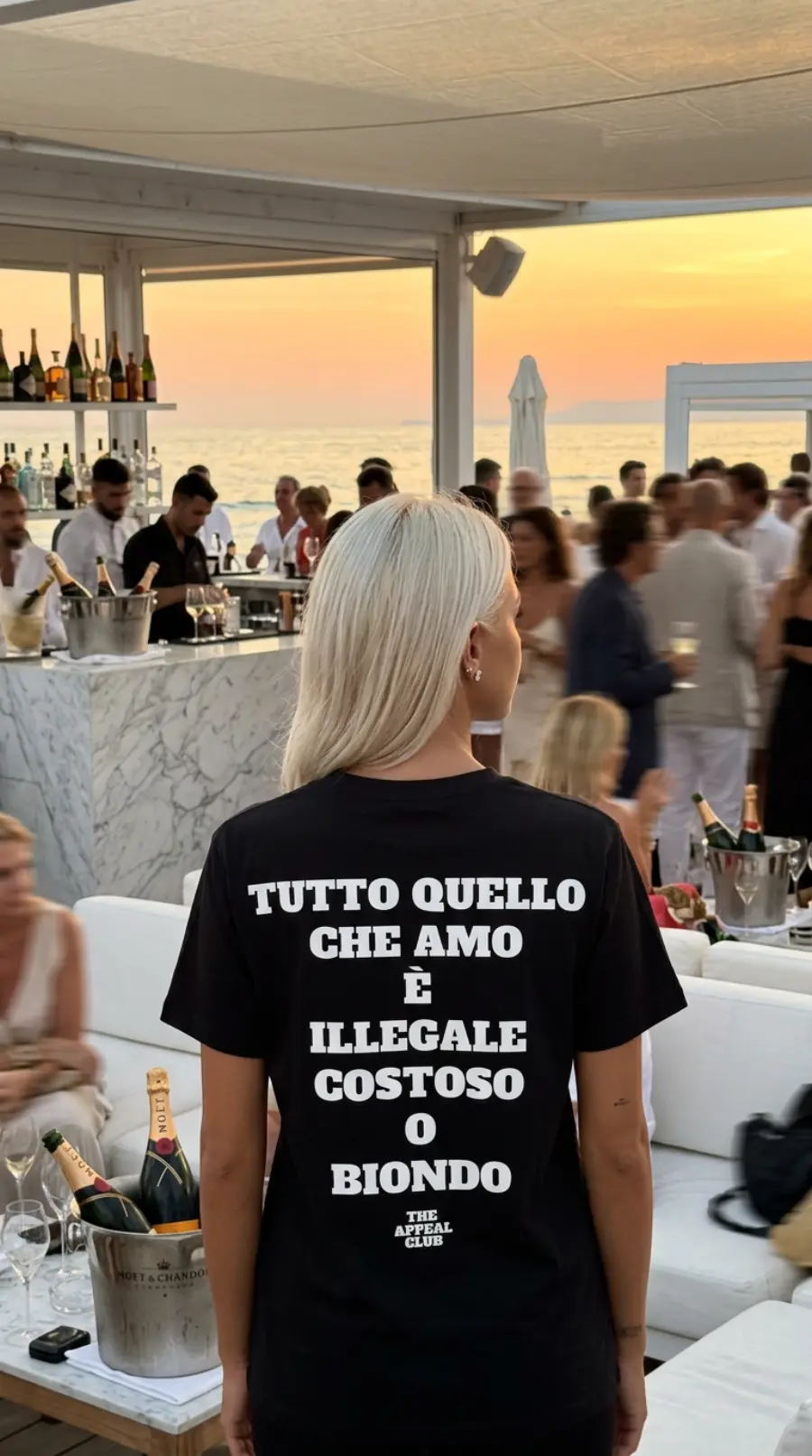 Persona di spalle al tramonto