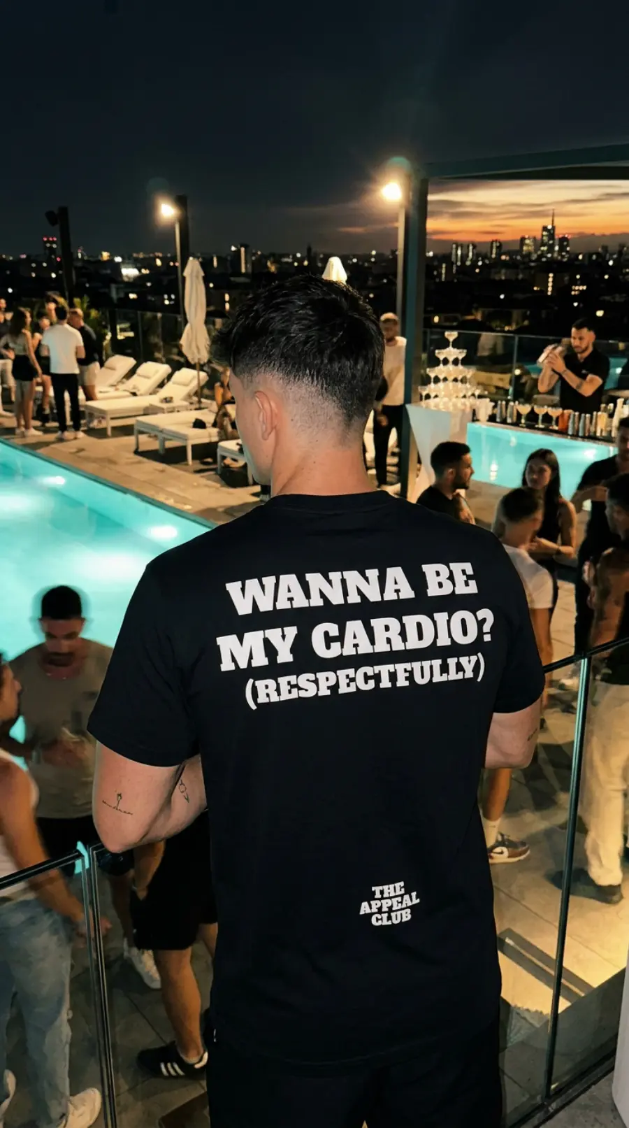 Persona di spalle a bordo piscina